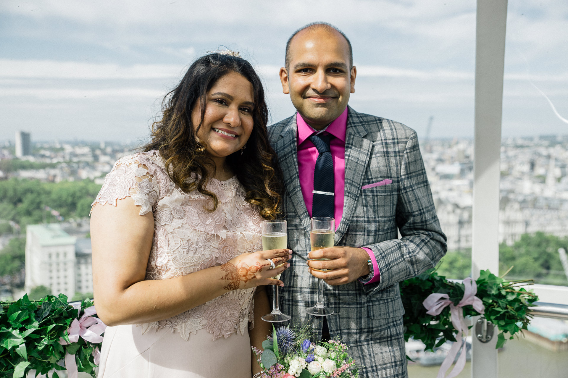 0028-0185_LondonEye_wedding couple in london eye